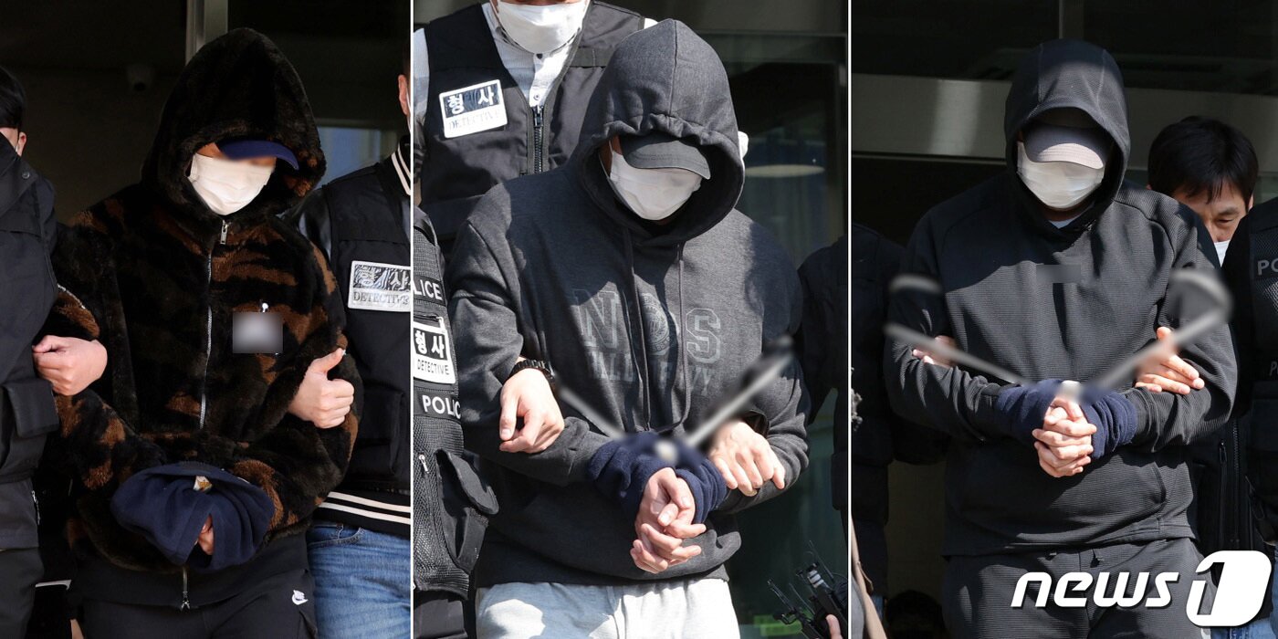 본문 이미지 - 강남 납치·살해 사건의 피의자인 이경우(35)와 연지호(30), 황대한(35). 이들은 영장실질심사 등 대중에 노출될 때 마스크와 후드티, 캡모자 등을 통해 철저히 얼굴 노출을 숨겼다. 2023.4.3/뉴스1 ⓒ News1 구윤성 기자