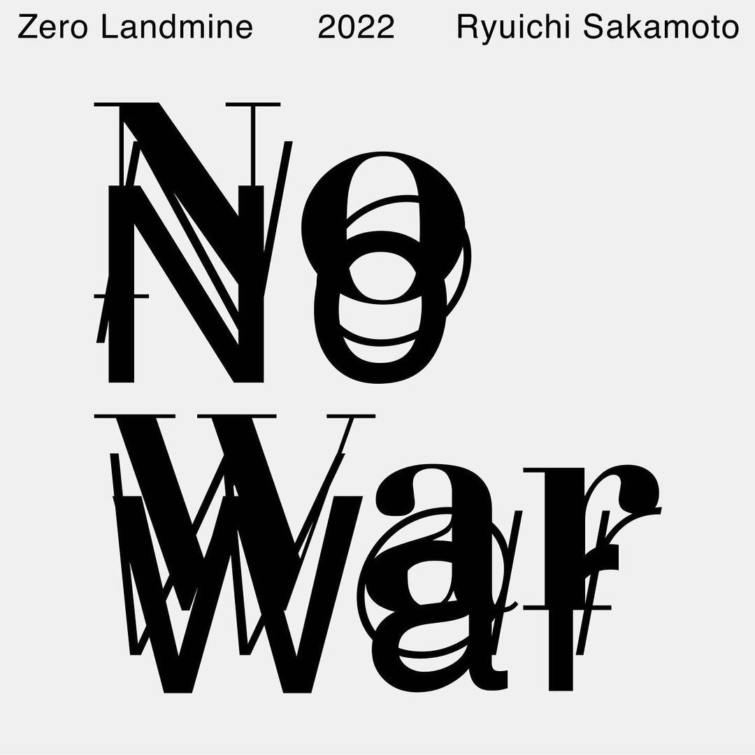 본문 이미지 - 2001년 사카모토 류이치가 결성한 지뢰 퇴치 프로젝트 그룹 NML(No More Landmines)의 음반 'No War' 자켓 사진. 수익금은 전액 우크라이나 지원에 쓰였다.(출처 : 사카모토 류이치 인스타그램 @skmtgram)