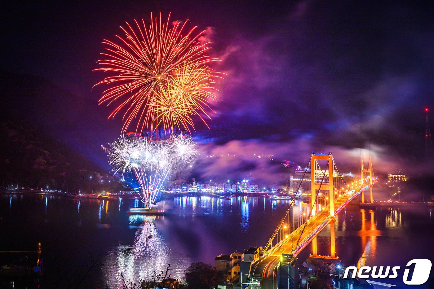본문 이미지 - 남해대교 해상 불꽃쇼(남해군 제공).