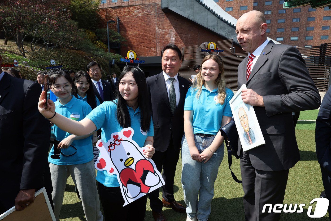 본문 이미지 - 2030세계박람회 개최 후보지인 부산을 실사하기 위해 방한한 국제박람회기구(BIE) 실사단 단장 파트릭 슈페히트 행정예산위원장(오른쪽)이 3일 오전 서울의 한 호텔에서 경제인 오찬 간담회에 참석하기 전 최태원 대한상공회의소 회장, 부산월드엑스포 서포터즈들과 기념촬영을 하고 있다. (공동취재) 2023.4.3/뉴스1 ⓒ News1 박지혜 기자