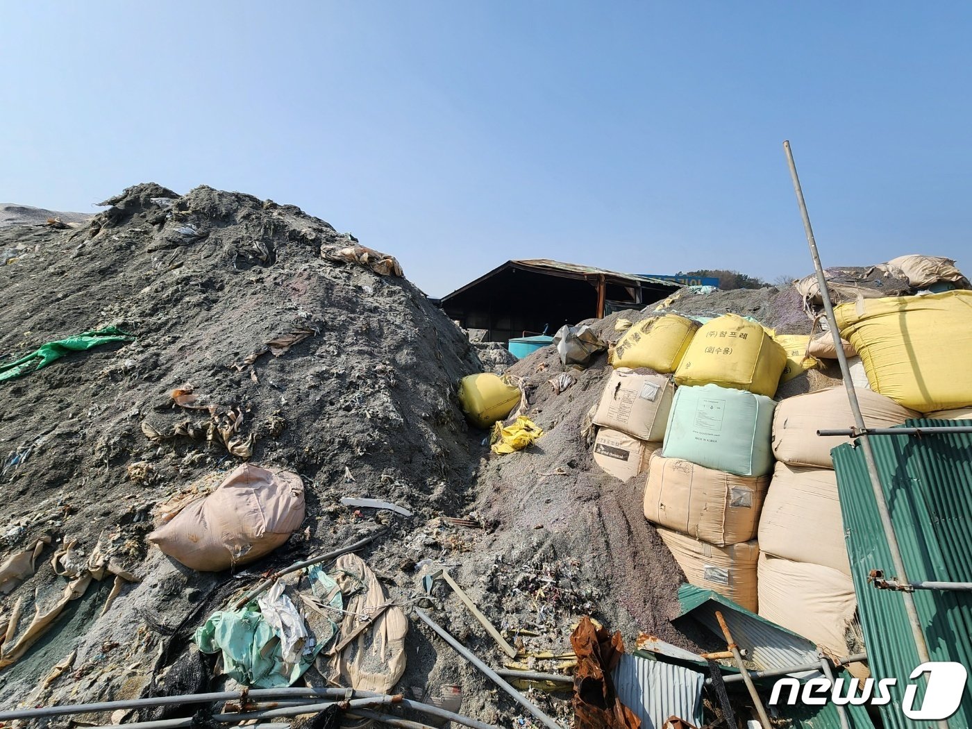 지난달 27일 아산시 폐전선 재활용 업체에서 불이 나면서 공장 내 보관 중이던 1만 톤이 넘는 불법폐기물이 모습을 드러냈다. 2023.3.31.ⓒ 뉴스1 이시우 기자