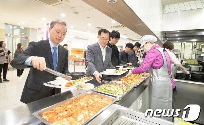 본문 이미지 - 양오봉 전북대 총장이 3일 '천원 아침밥'을 함께 하며 학생들을 격려했다.(전북대 제공) 2023.4.3/뉴스1