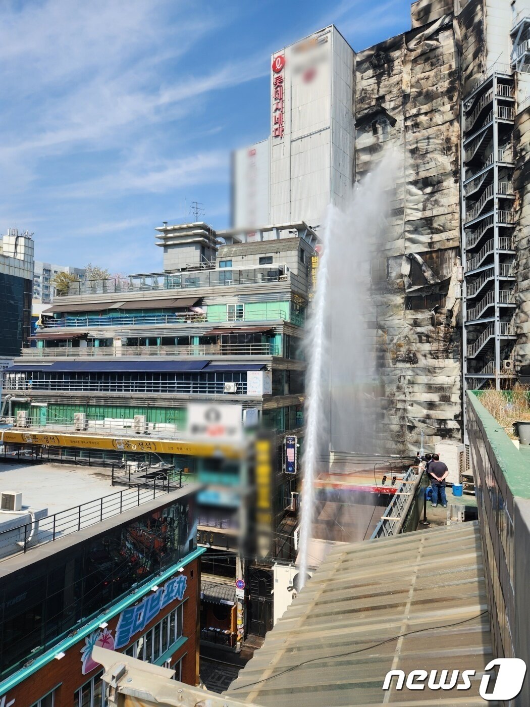 본문 이미지 - 3일 오전 11시51분께 인천시 부평구 부평동 롯데시네마 입점 상가건물 인근에서 화재가 발생, 소방 당국이 대응 1단계를 발령하고 화재를 진압하고 있다.2023.4.3/뉴스1 ⓒ News1 박아론 기자
