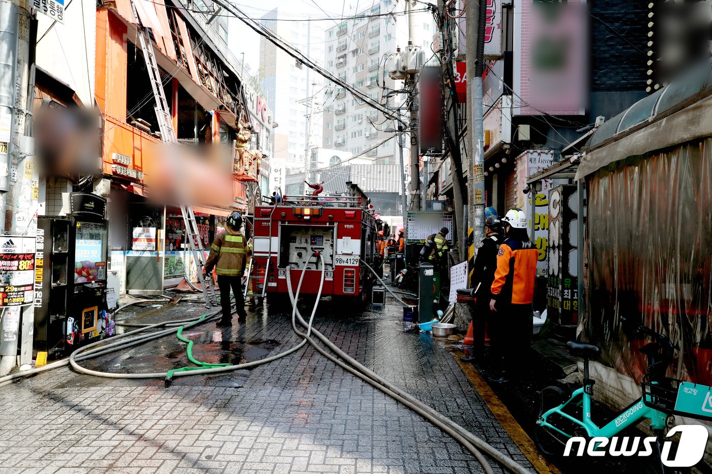 3일 오전 11시 51분쯤 인천시 부평구 롯데시네마 입점 건물에서 화재가 발생해 소방당국이 대응 1단계를 발령하고 화재를 진압하고 있다.2023.4.3/뉴스1 ⓒ News1 정진욱 기자