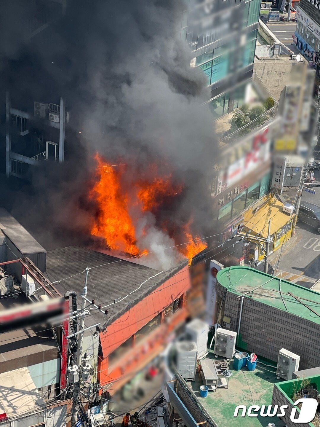 본문 이미지 - 3일 오전 11시51분께 인천시 부평구 부평동 롯데시네마 입점 상가건물 인근에서 화재가 발생, 소방 당국이 대응 1단계를 발령하고 화재를 진압하고 있다.(독자제공)2023.4.3/뉴스1 ⓒ News1 박아론 ⓒ News1 박아론 기자