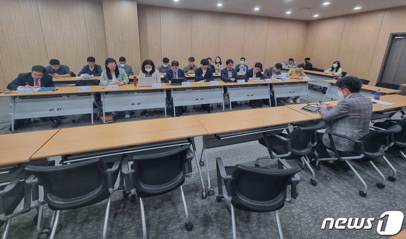 본문 이미지 - 대통령 직속 2050 탄소중립녹색성장위원회가 3일 오후 한국과학기술회관 중회의실에서 탄소중립 녹색성장 국가기본계획 수립 등을 위한 중소·중견기업 토론회를 가지고 있다. 2023.4.3/뉴스1 ⓒ News1 황덕현 기후환경전문기자