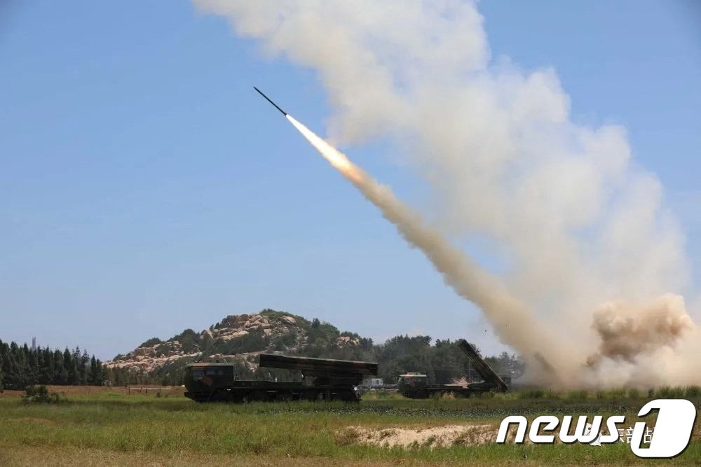 본문 이미지 - 중국 인민해방군 동부전구가 미공개 장소에서 대만해협을 향해 장거리포 훈련을 하고 있다. 2022.8.5 ⓒ 로이터=뉴스1 ⓒ News1 정윤미 기자