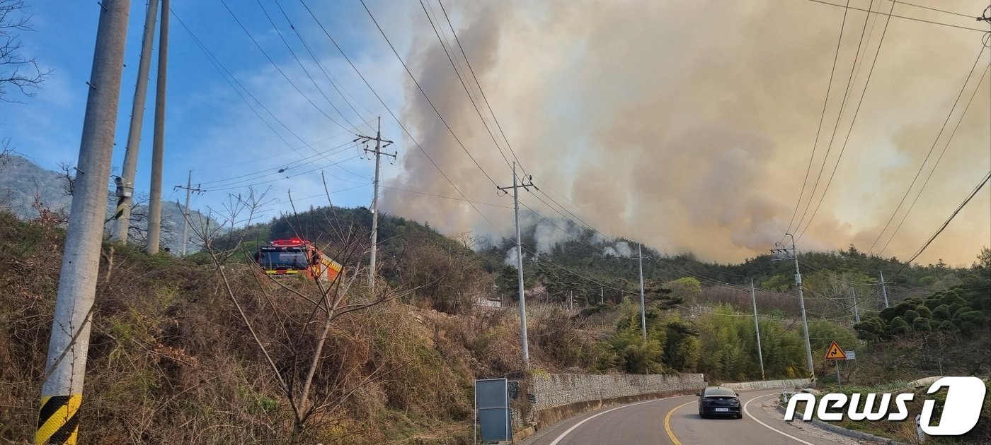 본문 이미지 - 2023년 4월 3일 전남 순천시 송광면 봉산리 야산에서 화재가 발생해 연기가 솟구치고 있다.(순천소방서 제공. 재판매 및 DB 금지)