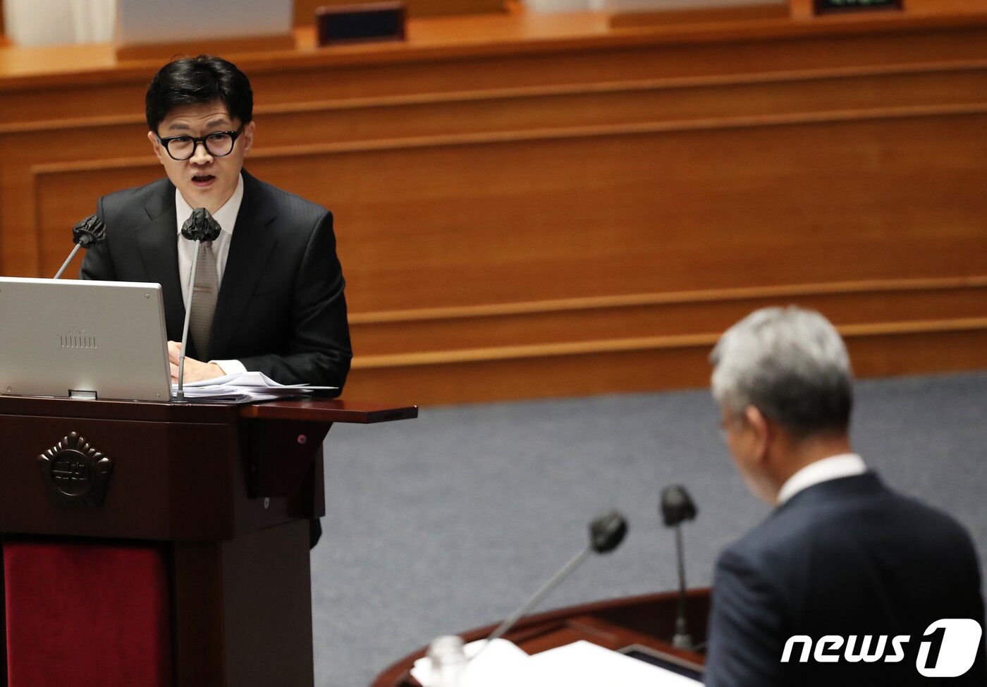 본문 이미지 - 한동훈 법무장관이 3일 오후 서울 여의도 국회 본회의장에서 열린 정치·외교·통일·안보에 관한 대정부질문에서김회재 더불어민주당 의원의 질의를 받고 있다. ⓒ News1 송원영 기자