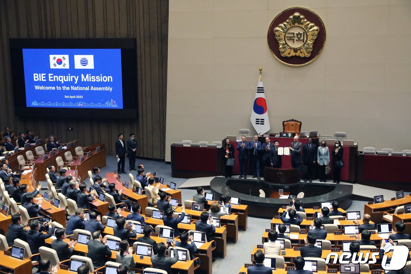 국제박람회기구&#40;BIE&#41; 실사단이 3일 서울 여의도 국회에서 열린 제405회 국회&#40;임시회&#41; 제1차 본회의에서 2030&ensp;부산세계박람회의&ensp;성공적&ensp;유치&ensp;및&ensp;개최를&ensp;위한&ensp;결의안을 전달받고 있다. 2023.4.3/뉴스1 ⓒ News1 임세영 기자