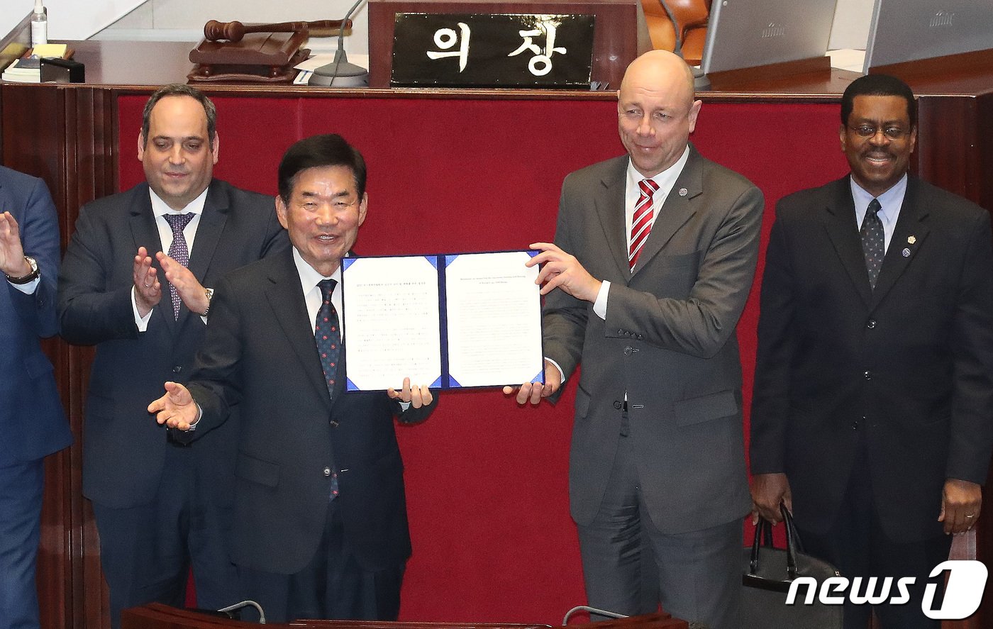 본문 이미지 - 김진표 국회의장이 3일 서울 여의도 국회에서 열린 제405회 국회(임시회) 제1차 본회의에서 2030&ensp;부산세계박람회의&ensp;성공적&ensp;유치&ensp;및&ensp;개최를&ensp;위한&ensp;결의안을 국제박람회기구 실사단장인 파트릭 슈페히트 행정예산위원장에게 전달하고 있다. 2023.4.3/뉴스1 ⓒ News1 임세영 기자