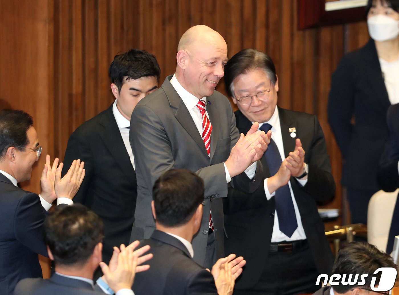 국제박람회기구&#40;BIE&#41; 실사단 단장 파트릭 슈페히트 행정예산위원장이 3일 오후 서울 여의도 국회 본회의장으로 의원들의 박수를 받으며 입장하고 있다. 2023.4.3/뉴스1 ⓒ News1 송원영 기자