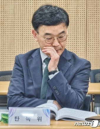 본문 이미지 - 주대영 대통령 직속 2050 탄소중립녹색성장위원회 사무차장이 3일 오후 한국과학기술회관 중회의실에서 열린 탄소중립 녹색성장 국가기본계획 수립 등을 위한 노동계 토론회에서 자료를 검토하고 있다. ⓒ 뉴스1 황덕현 기후환경전문기자
