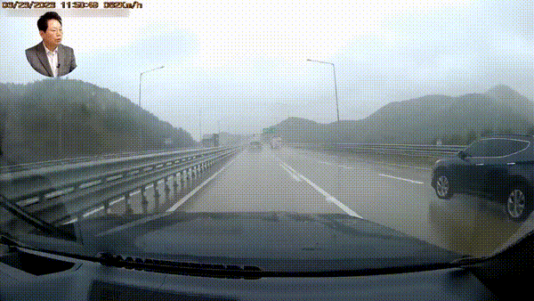 본문 이미지 - 지난달 23일 부산의 한 고속도로 1차로에서 역주행 하는 경차. (유튜브 '한문철TV' 갈무리)