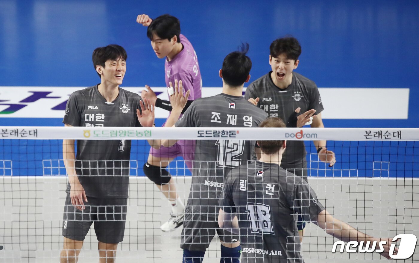 본문 이미지 - 3일 천안 유관순체육관에서 열린 도드람 2022-2023 V리그 남자부 챔피언 결정전 3차전 대한항공과 현대캐피탈 경기에서 대한항공 선수들이 득점에 환호하고 있다. 2023.4.3/뉴스1 ⓒ News1 김민지 기자