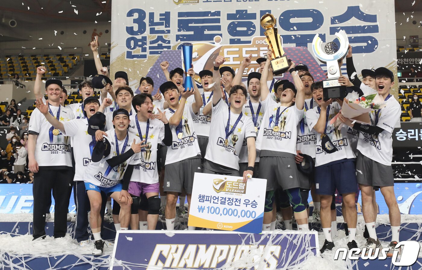본문 이미지 - 3일 천안 유관순체육관에서 열린 도드람 2022-2023 V리그 남자부 챔피언 결정전 3차전 대한항공과 현대캐피탈 경기에서 세트스코어 3대2로 승리해 통합우승을 한 대한항공 선수들이 우승컵을 들고 기뻐하고 있다. 2023.4.3/뉴스1 ⓒ News1 김민지 기자