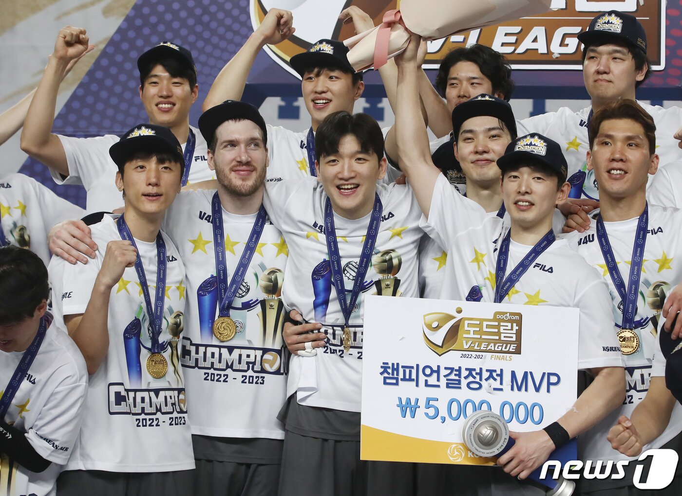 본문 이미지 - 3일 천안 유관순체육관에서 열린 도드람 2022-2023 V리그 남자부 챔피언 결정전 3차전 대한항공과 현대캐피탈 경기에서 세트스코어 3대2로 승리해 통합우승을 한 대한항공 한선수를 비롯한 선수들이 기뻐하고 있다. 2023.4.3/뉴스1 ⓒ News1 김민지 기자
