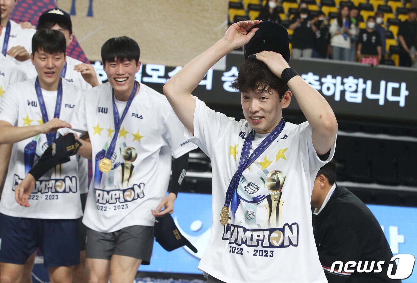 본문 이미지 - 3일 천안 유관순체육관에서 열린 도드람 2022-2023 V리그 남자부 챔피언 결정전 3차전 대한항공과 현대캐피탈 경기에서 MVP로 선정된 한선수가 상을 받기 위해 나오고 있다. 이날 대한항공은 3년 연속 통합우승을 달성했다. 2023.4.3/뉴스1 ⓒ News1 김민지 기자