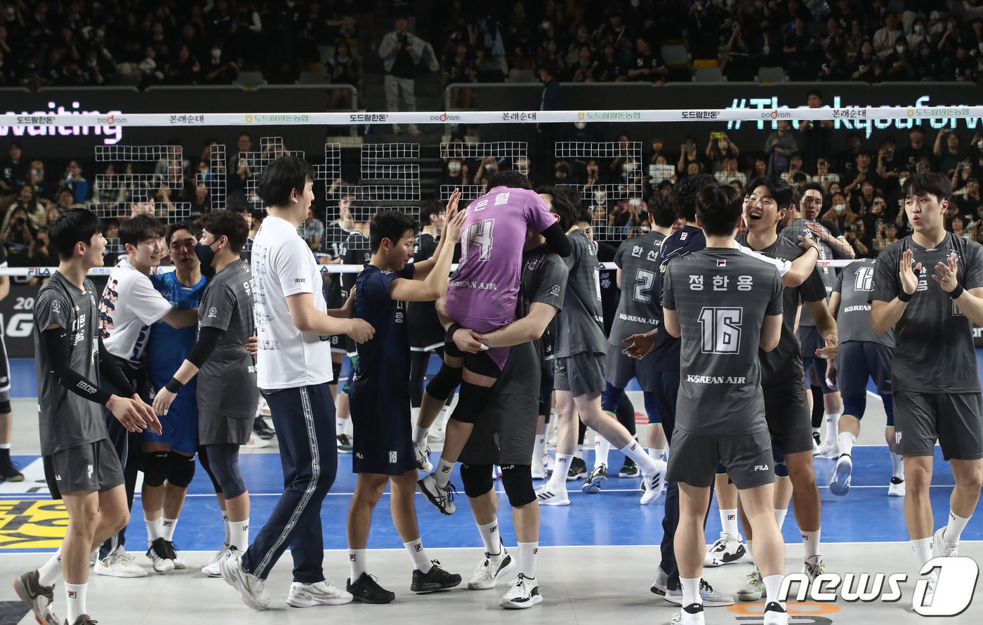 (천안=뉴스1) 김민지 기자 = 3일 천안 유관순체육관에서 열린 도드람 2022-2023 V리그 남자부 챔피언 결정전 3차전 대한항공과 현대캐피탈 경기에서 세트스코어 3대2로 승리 …