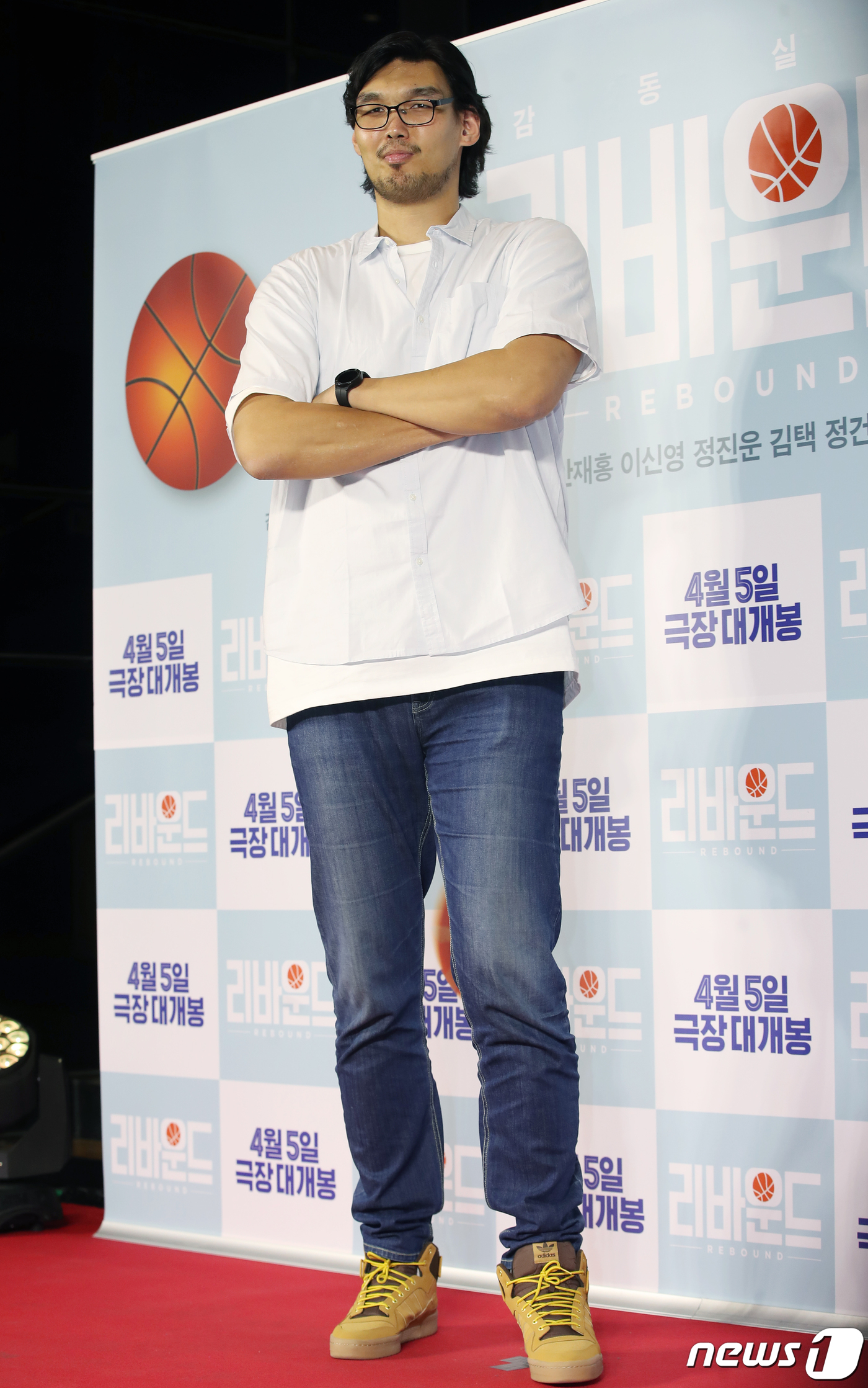 (서울=뉴스1) 권현진 기자 = 전 농구선수 하승진이 3일 서울 용산구 CGV 용산아이파크몰에서 열린 영화 '리바운드' VIP 시사회에서 포즈를 취하고 있다.'리바운드‘(감독 장항 …
