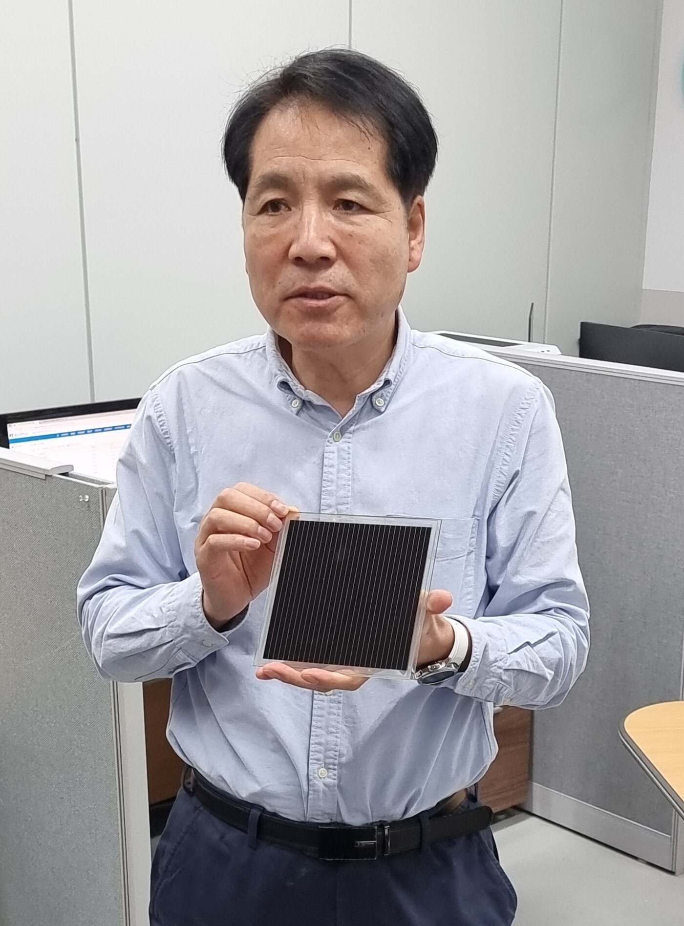 본문 이미지 - 석상일 울산과학기술원 교수가 28일 페로브스카이트 태양전지를 들고 기술에 대해서 설명하고 있다. 2023.04.28 ⓒ 뉴스1 김승준 기자