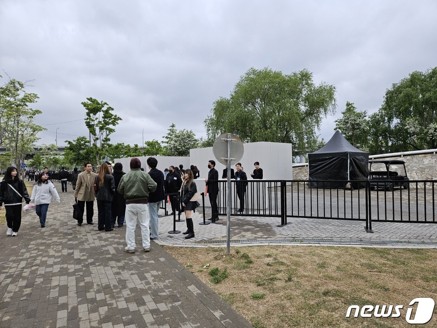 본문 이미지 - 29일 서울 잠수교에서 루이비통 프리폴 패션쇼가 열렸다. 이날 반포한강공원 일대에 철제 펜스가 설치돼 있는 모습.ⓒ 뉴스1.김진희 기자.