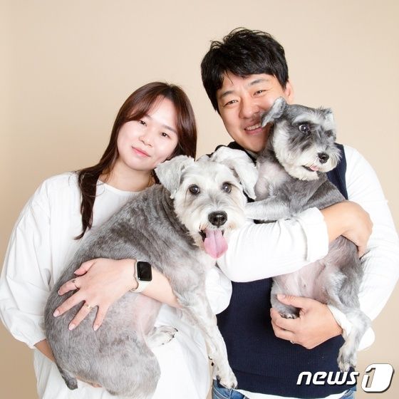 샤샤(왼쪽)와 쩨리를 키우고 있는 이하나·손성호씨 가족 사진(VIP반려동물암센터 제공) © 뉴스1