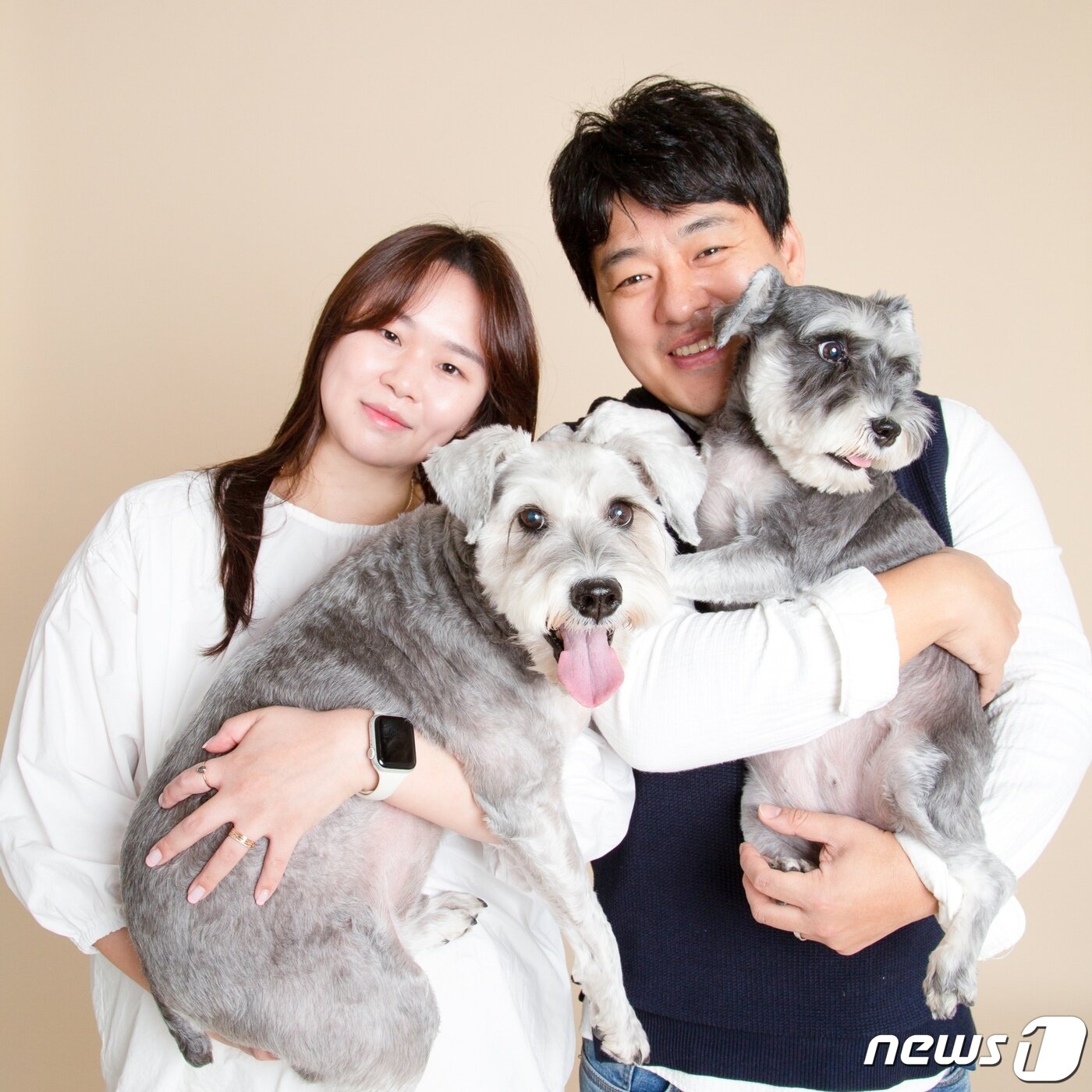 본문 이미지 - 샤샤(왼쪽)와 쩨리를 키우고 있는 이하나·손성호씨 가족 사진(VIP반려동물암센터 제공) ⓒ 뉴스1