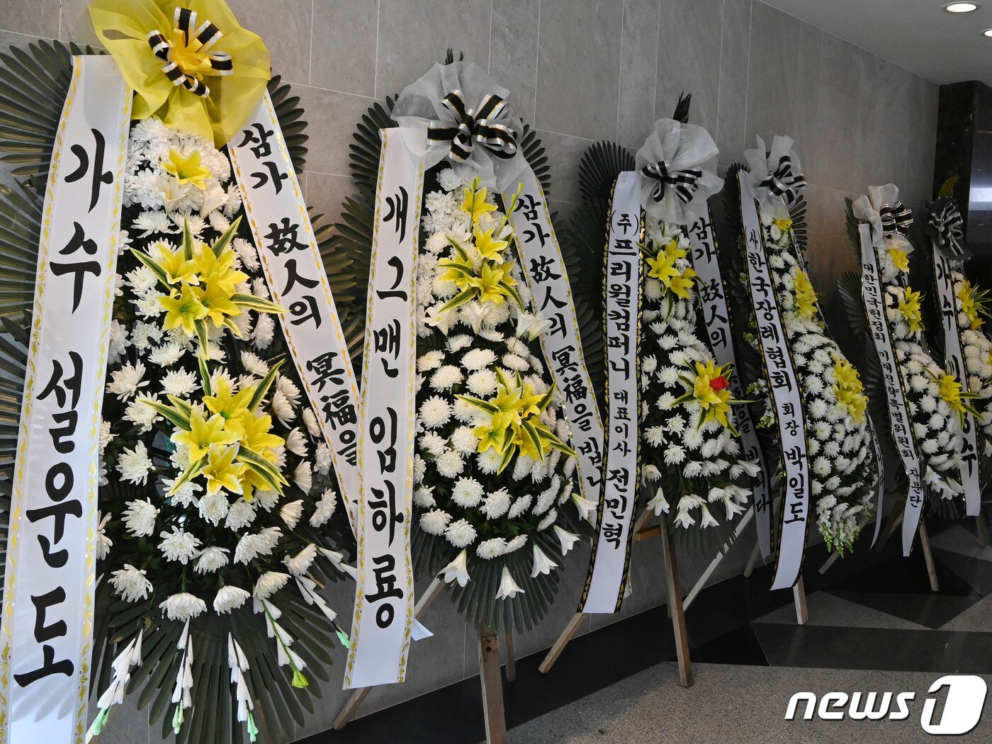 본문 이미지 - 30일 송파구 서울아산병원 장례식장에 고(故) 서세원 씨 빈소 앞에 가수, 개그맨 동료들이 보낸 조화가 놓여 있다. 2023.4.30/뉴스1 ⓒ News1 사진공동취재단