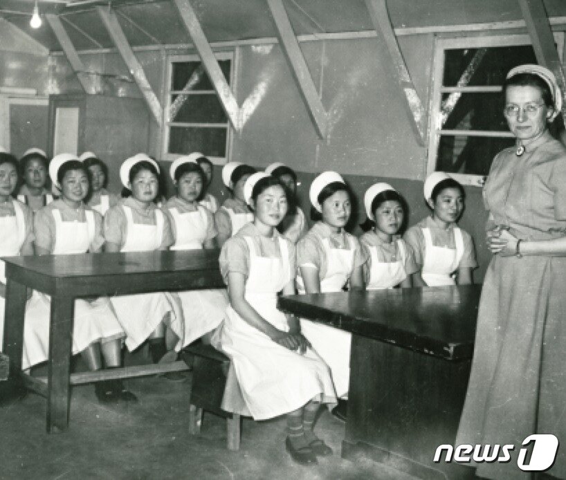 본문 이미지 - 간호학교에서 수업중인 교육 담당 간호사와 한국인 학생들  &#40;유엔평화기념관 제공&#41;