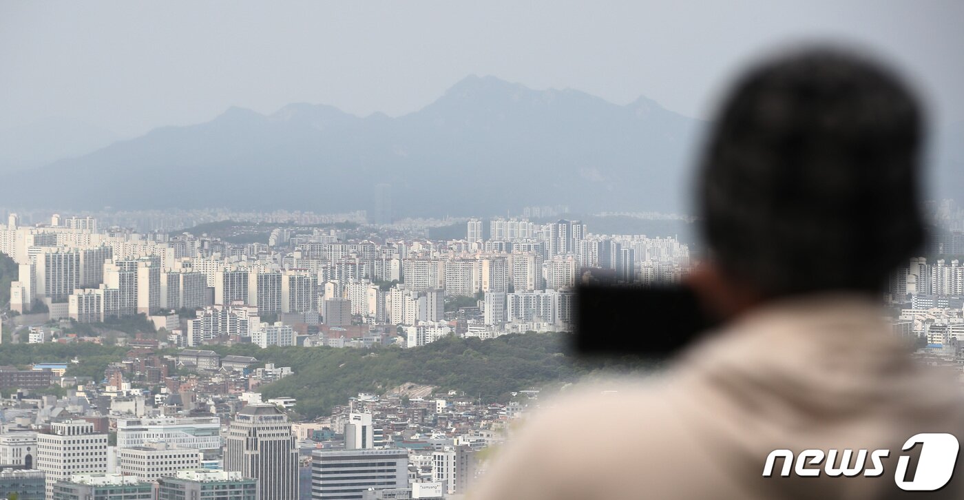 본문 이미지 - 서울 중구 남산타워에서 바라본 아파트 일대 모습. 2023.4.30/뉴스1 ⓒ News1 김민지 기자