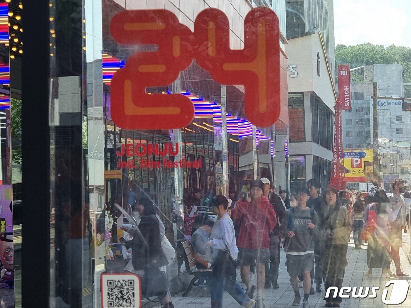 본문 이미지 - 주말을 맞은 30일 전북 전주시 완산구 고사동 영화의거리에 시민들이 북적이고 있는 모습.2023.4.30/뉴스1 이지선기자