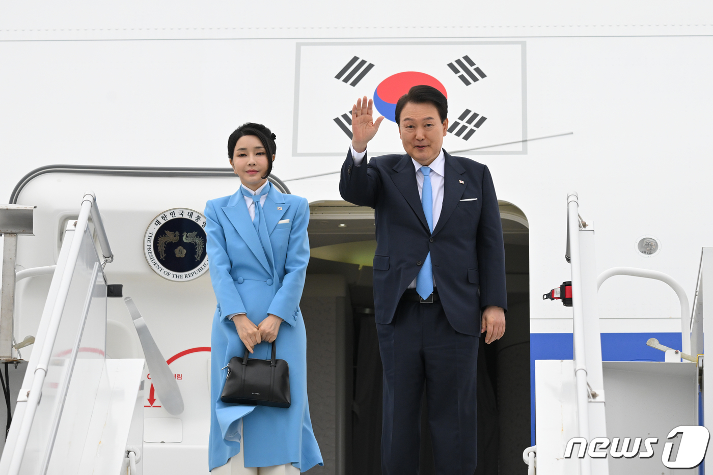(서울=뉴스1) 안은나 기자 = 5박 7일 간 미국 국빈방문을 마친 윤석열 대통령과 김건희 여사가 29일 오전(현지시간) 보스턴 로건 국제 공항에서 한국으로 향하는 공군1호기에 탑 …