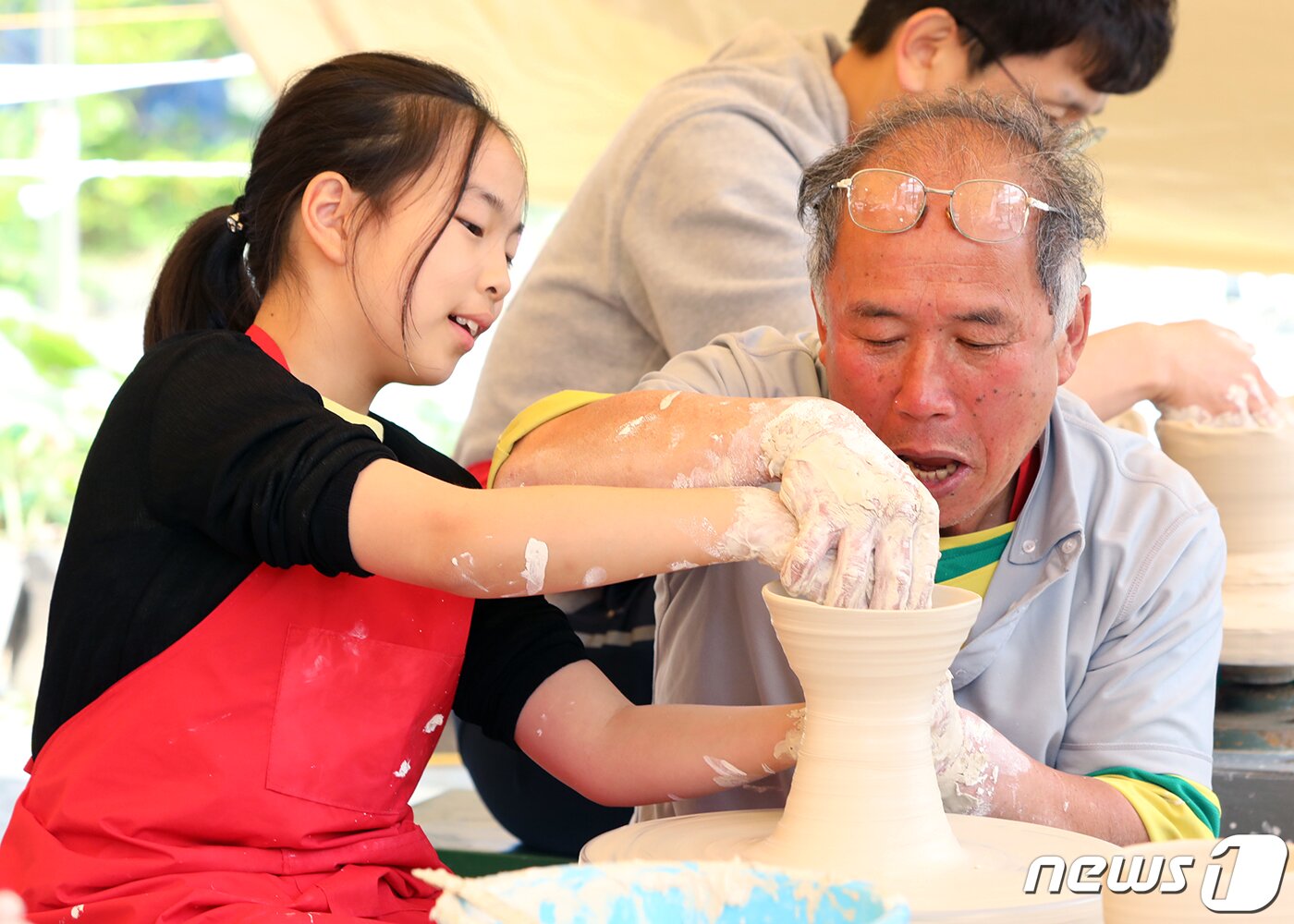 본문 이미지 - 30일 경기 이천시 신둔면 예스파크와 사기막골 도예촌에서 열린 제37회 이천도자기축제를 찾은 관람객들이 물레체험을 하고 있다. 코로나19 팬데믹 이후 4년 만에 정상화한 이번 축제는 '삼시 세끼의 품격'이라는 주제 아래 이천 도자기를 대표하는 6개 마을의 240여개 공방이 참여해 역대 최대 규모로 다음달 7일까지 열린다. (이천시 제공) 2023.4.30 ⓒ 뉴스1