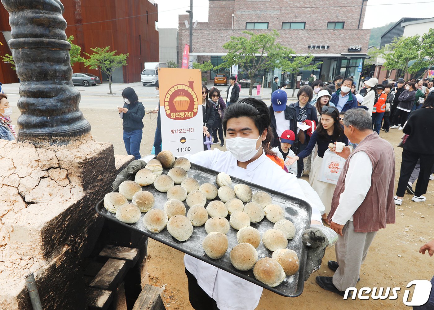 30일 경기 이천시 신둔면 예스파크와 사기막골 도예촌에서 열린 제37회 이천도자기축제를 찾은 관람객들이 화덕빵가마 무료시식행사에 참여하고 있다. 코로나19 팬데믹 이후 4년 만에 정상화한 이번 축제는 &#39;삼시 세끼의 품격&#39;이라는 주제 아래 이천 도자기를 대표하는 6개 마을의 240여개 공방이 참여해 역대 최대 규모로 다음달 7일까지 열린다. &#40;이천시 제공&#41; 2023.4.30/뉴스1