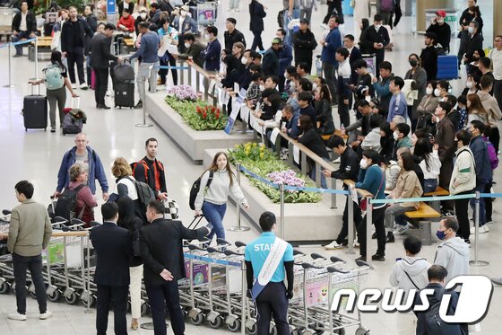본문 이미지 - 30일 오전 인천국제공항 제1여객터미널 입국장이 외국인 등 여행객들로 붐비고 있다. 2023.4.30/뉴스1 ⓒ News1 민경석 기자