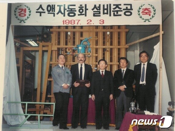 본문 이미지 - 1987년 2월 3일 이종호 회장(가운데)은 수액 생산라인 자동화 사업을 완성했다.(사진 제공 : JW그룹)
