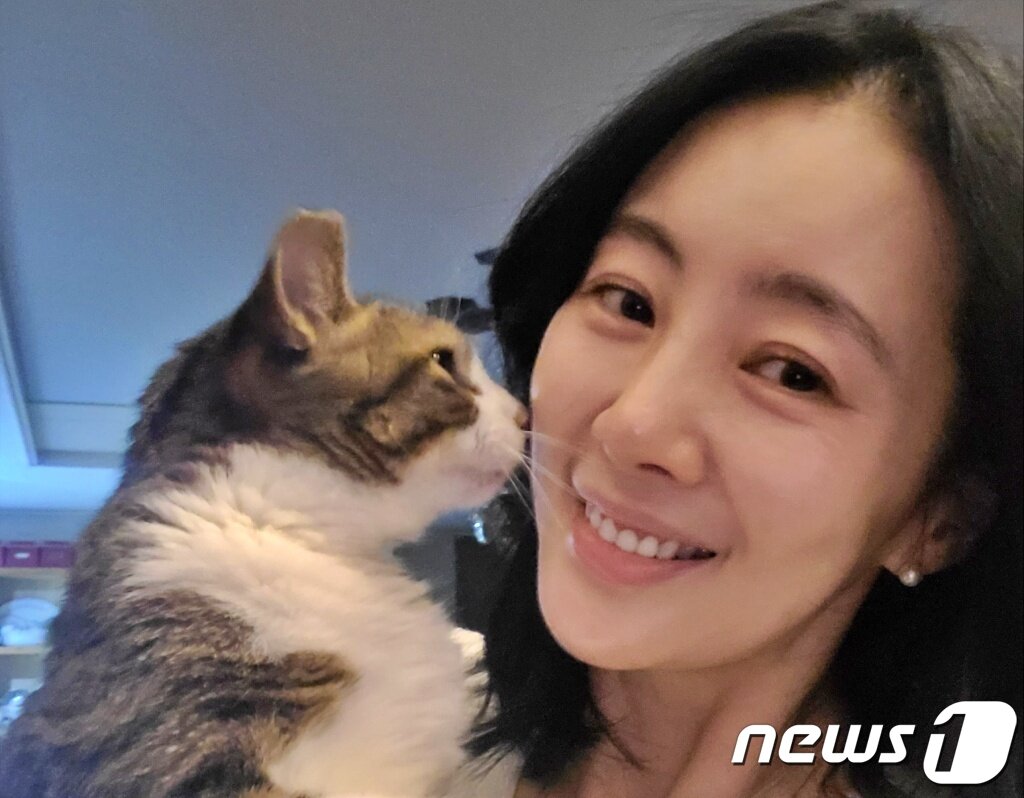 본문 이미지 - 배우 김채연과 고양이(본인 제공) ⓒ 뉴스1