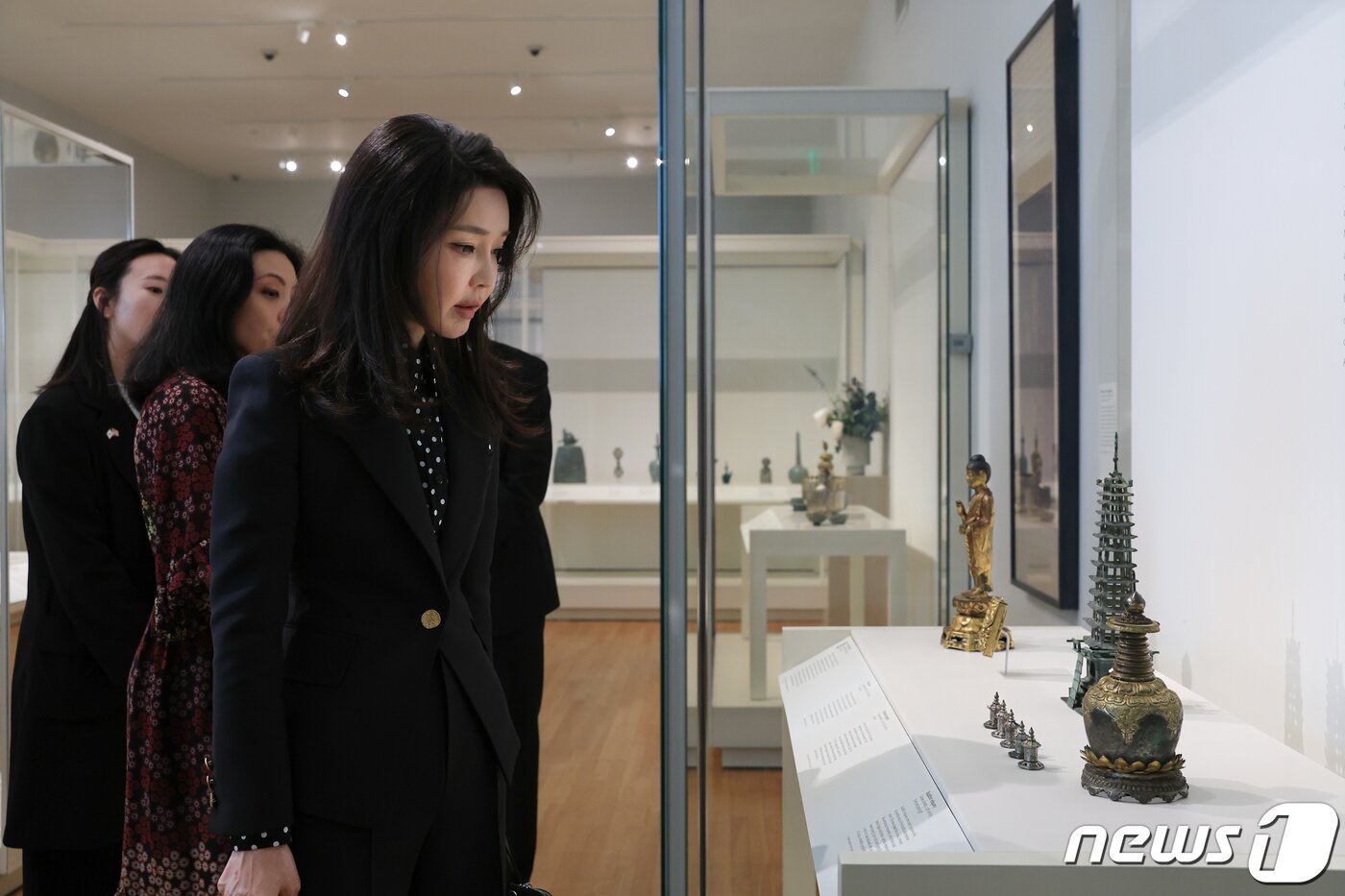 본문 이미지 - 김건희 여사가 지난해 4월 28일&#40;현지시간&#41; 미국 보스턴미술관을 찾아 한국실을 둘러보고 있다. &#40;대통령실 제공&#41; 2023.4.30/뉴스1 ⓒ News1 안은나 기자