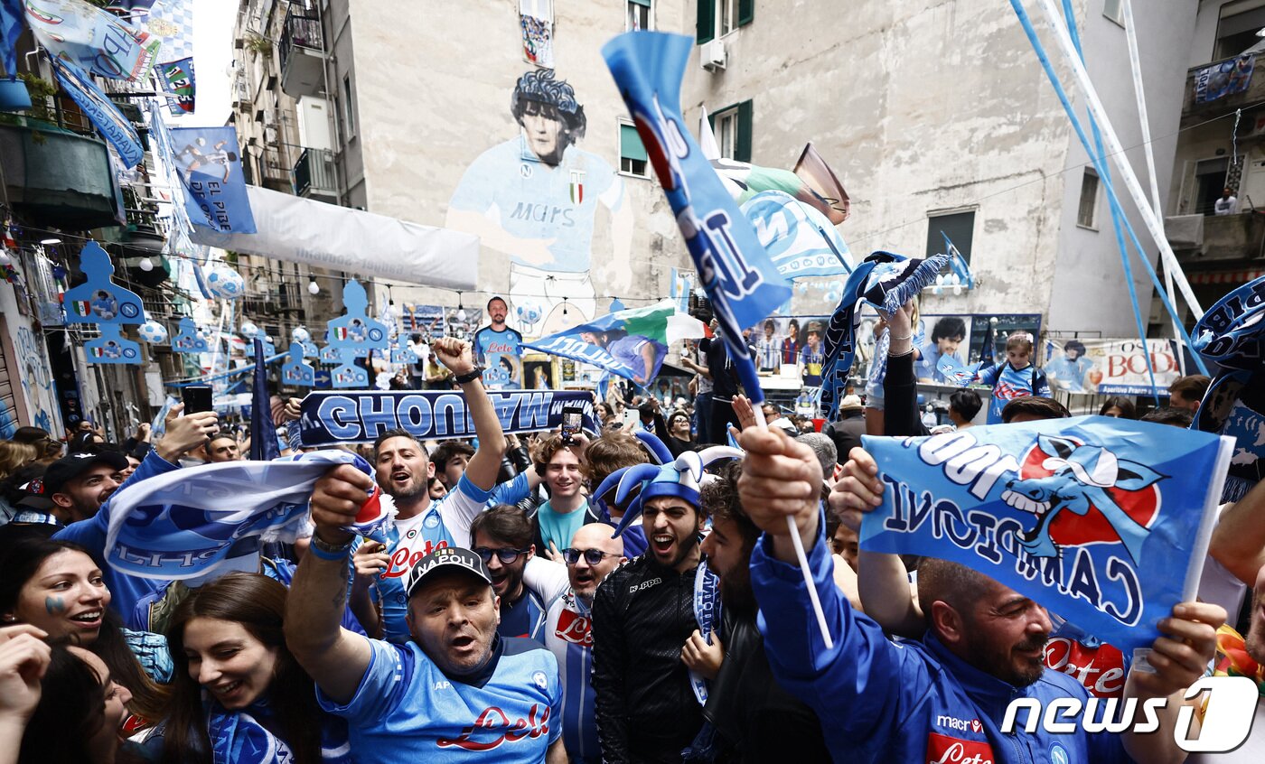 본문 이미지 - 우승 축하 파티 준비를 마친 나폴리 팬들. ⓒ 로이터=뉴스1