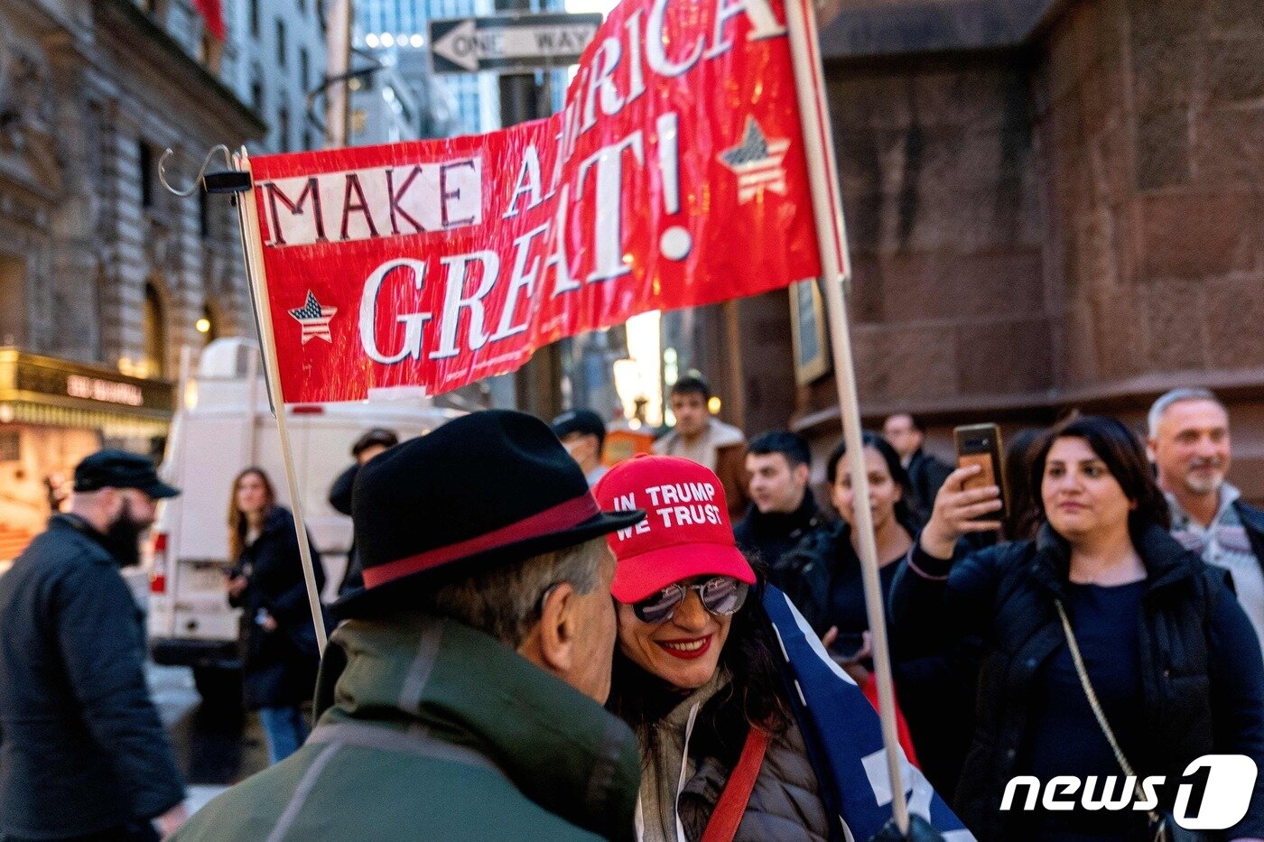 본문 이미지 - 도널트 트럼프 전 미국 대통령의 지지자들이 3일(현지시간) 뉴욕시에 있는 트럼프 타워 앞에 모여 있다. 트럼프 전 대통령은 4일 맨해튼 형사법정에 출석해 기소 인정 여부 절차를 진행한다. ⓒ AFP=뉴스1 ⓒ News1 최종일 기자