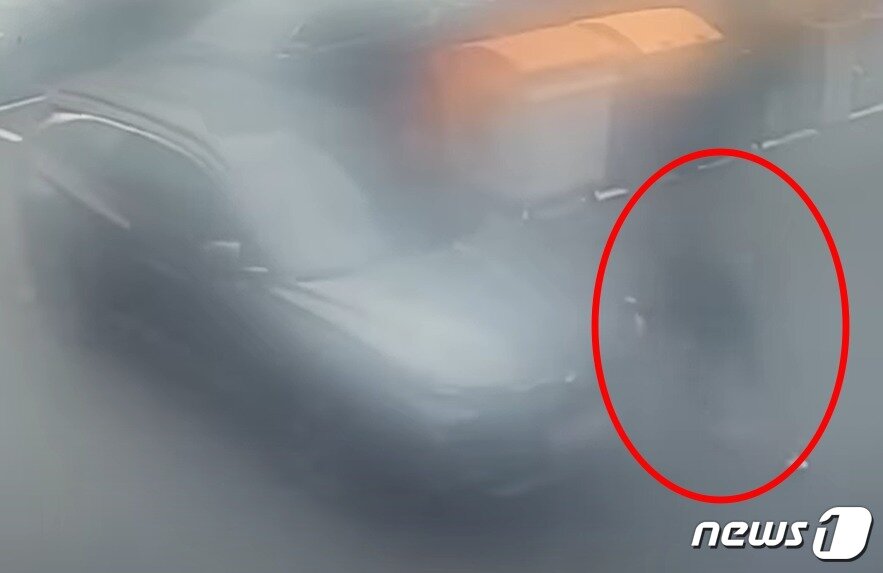 본문 이미지 - 양쪽 타이어 앞에 설치된 고임목을 빼고 차량을 뒤에서 밀었다가 앞으로 굴러가자 주민이 이를 막으려는 모습. (유튜브 '한문철 TV' 갈무리)