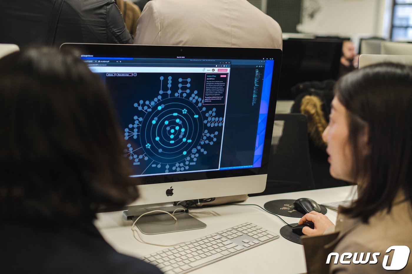 본문 이미지 - 지난달 28일&#40;현지시간&#41; 프랑스 파리 &#39;에꼴42&#39; 42파리 캠퍼스에서 한 학생이 프로젝트 수행 과정을 설명하고 있다. &#40;교육부 제공&#41;