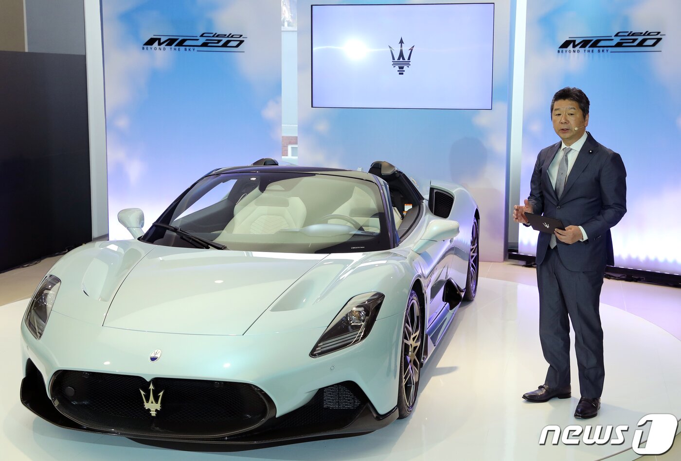 본문 이미지 - 기무라 다카유키 마세라티 아태지역 총괄대표가 4일 오전 서울 용산구 한남동 마세라티 한남 전시장에서 열린 마세라티의 컨버터블 슈퍼 스포츠카 'MC20 첼로' 출시 기자간담회에서 'MC20 첼로'를 공개하고 있다.  2023.4.4/뉴스1 ⓒ News1 김진환 기자
