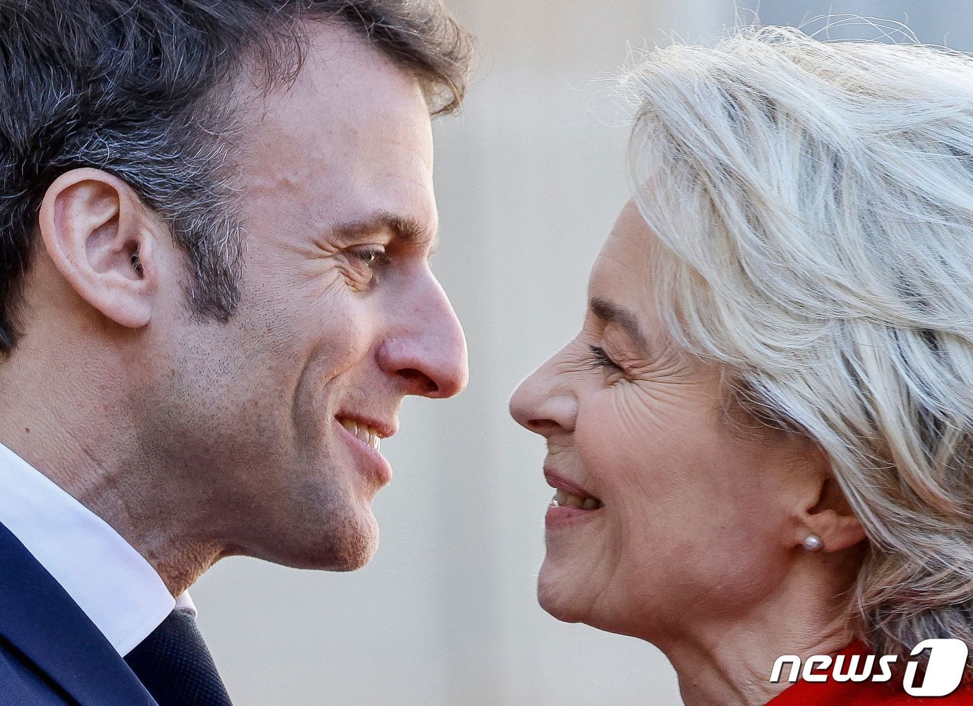 본문 이미지 - 에마뉘엘 마크롱 프랑스 대통령과 우르줄라 폰데어라이엔 EU 집행위원장이 3일 (현지시간) 중국 방문을 앞두고 파리 엘리제 궁에서 만나고 있다. ⓒ AFP=뉴스1 ⓒ News1 우동명 기자