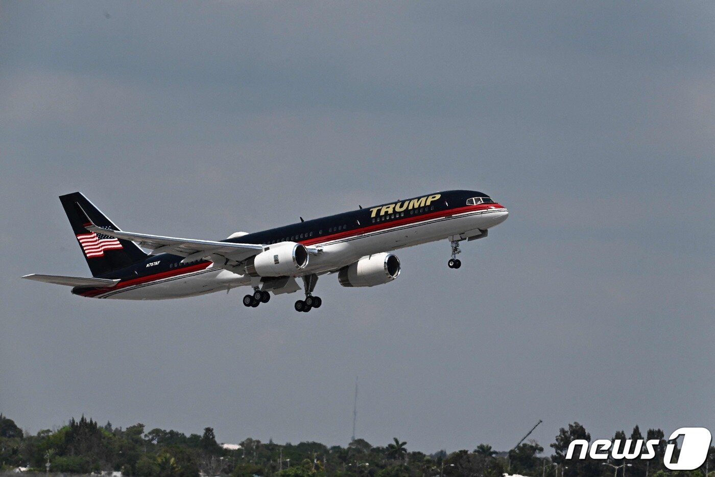 본문 이미지 - 도널드 트럼프 전 미국 대통령이 3일 (현지시간) 법원 출석을 하루 앞두고 뉴욕으로 가기 위해 플로리다주 웨스트팜비치의 공항에서 전용기를 타고 이륙을 하고 있다. ⓒ AFP=뉴스1 ⓒ News1 우동명 기자