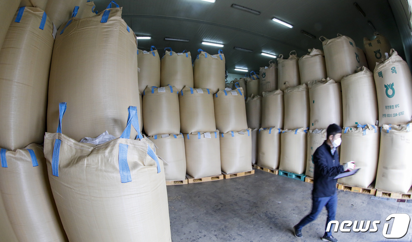 (용인=뉴스1) 김도우 기자 = 윤석열 대통령이 4일 열린 국무회의에서 정부가 의무적으로 초과 생산분을 매입하는 양곡관리법 개정안에 대해 법률안 거부권(재의요구권)을 행사했다.대통 …