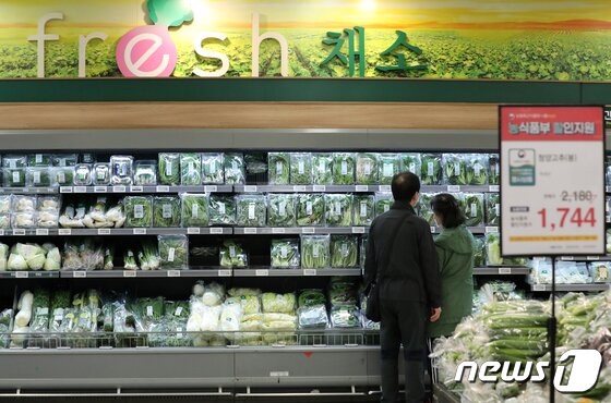 4일 서울 시내 한 대형마트에서 장을 보고 있는 시민들. 2023.4.4/뉴스1 © News1 김진환 기자