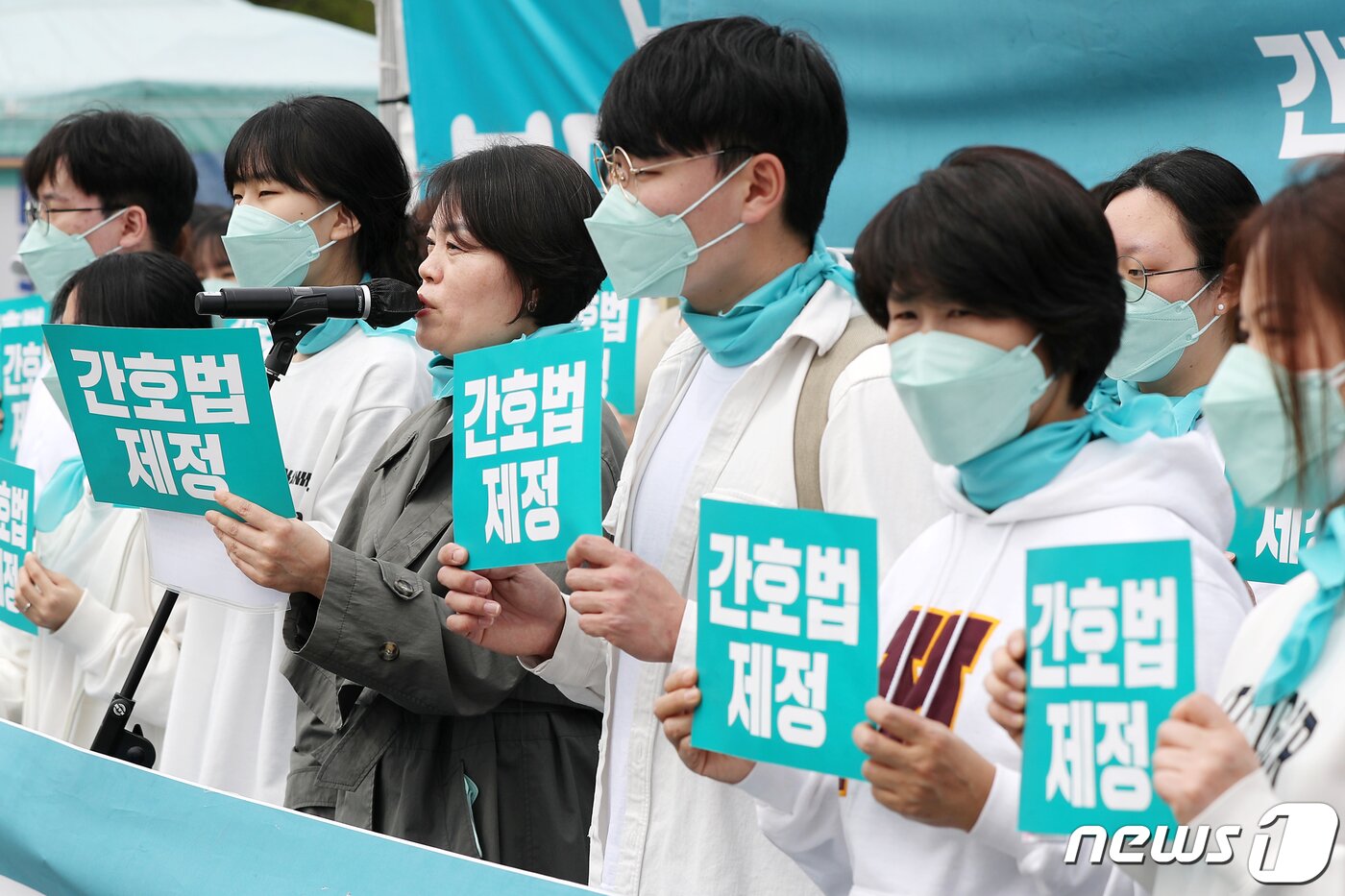 본문 이미지 - 대한간호협회 관계자들이 4일 오전 서울 영등포구 여의도 국회의사당 앞에서 &#39;간호법 제정 촉구 집회&#39;를 하고 있다. 2023.4.4/뉴스1 ⓒ News1 민경석 기자