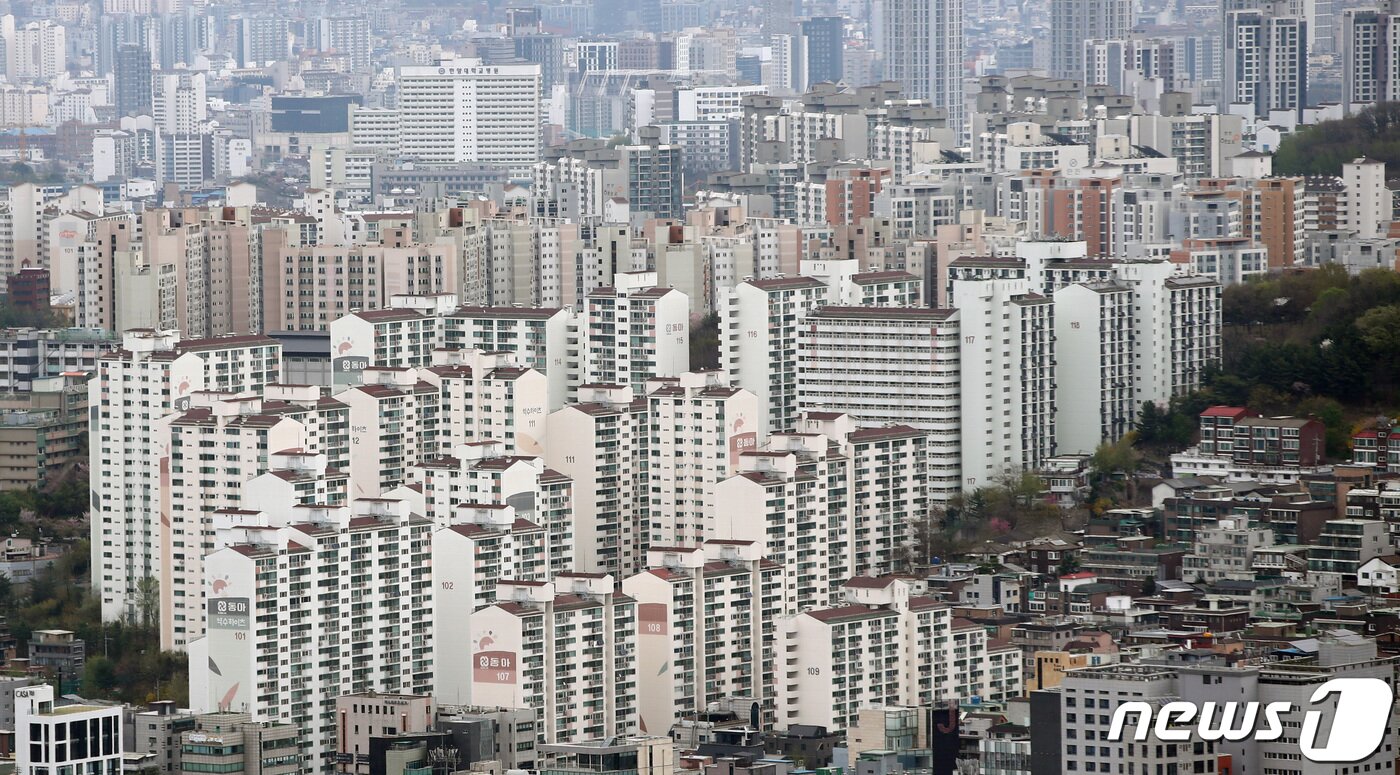 본문 이미지 - 서울 남산에서 바라본 아파트 단지 모습. 2023.4.4/뉴스1 ⓒ News1 김민지 기자
